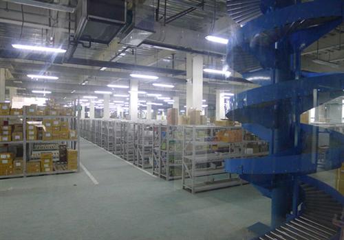 仓储中心三层贯穿三层的无动力旋转滑梯